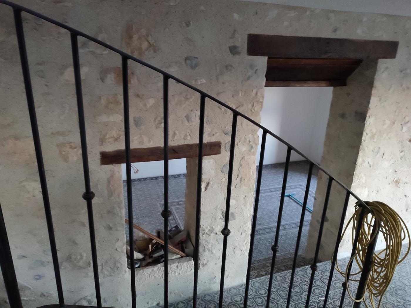 Mur en pierres apparentes, ouvertures bois